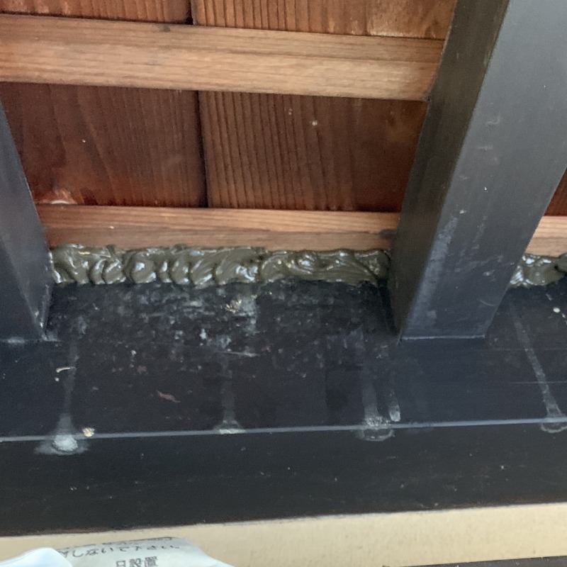 軒のすき間をふさいだ様子