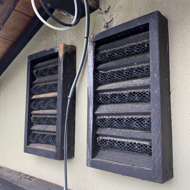 屋根裏換気口にネットを設置した様子