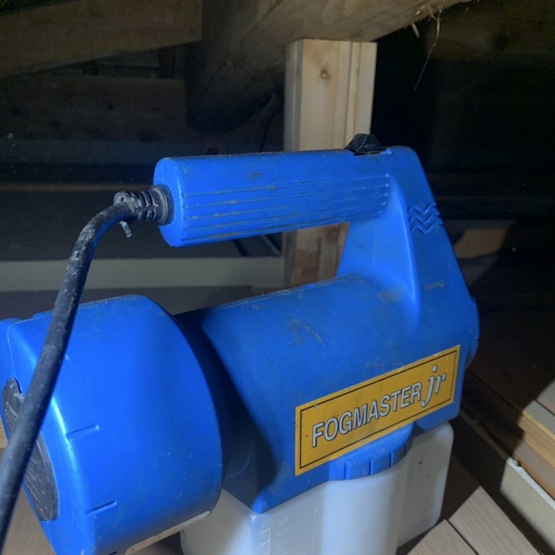 屋根裏に除菌・消臭剤を散布