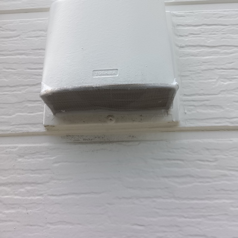 排気口に金網を設置した様子