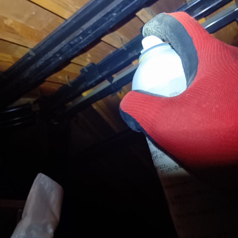 屋根裏に忌避剤を散布