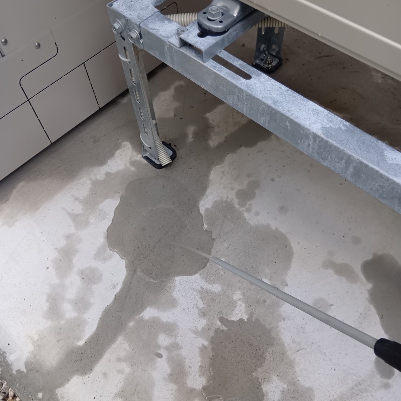 フン害清掃の様子