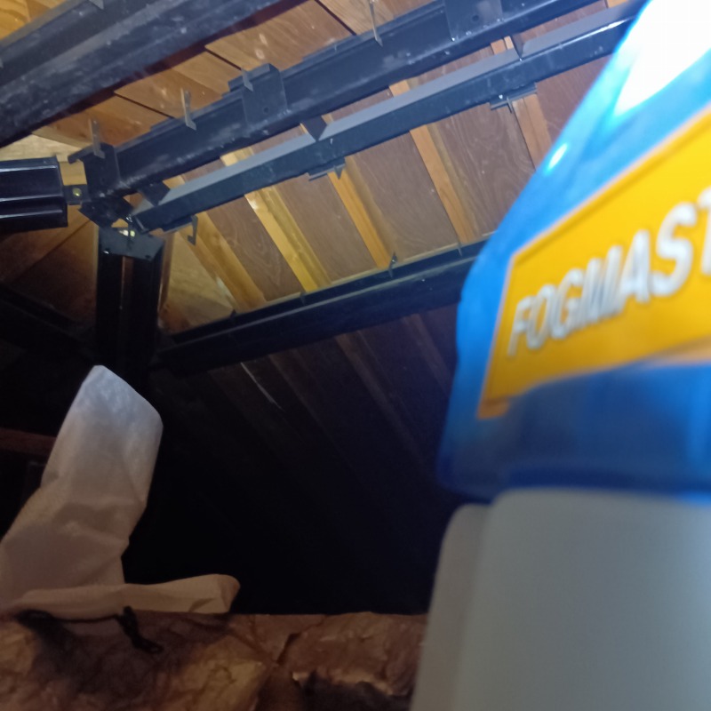 屋根裏に除菌・殺虫剤を散布