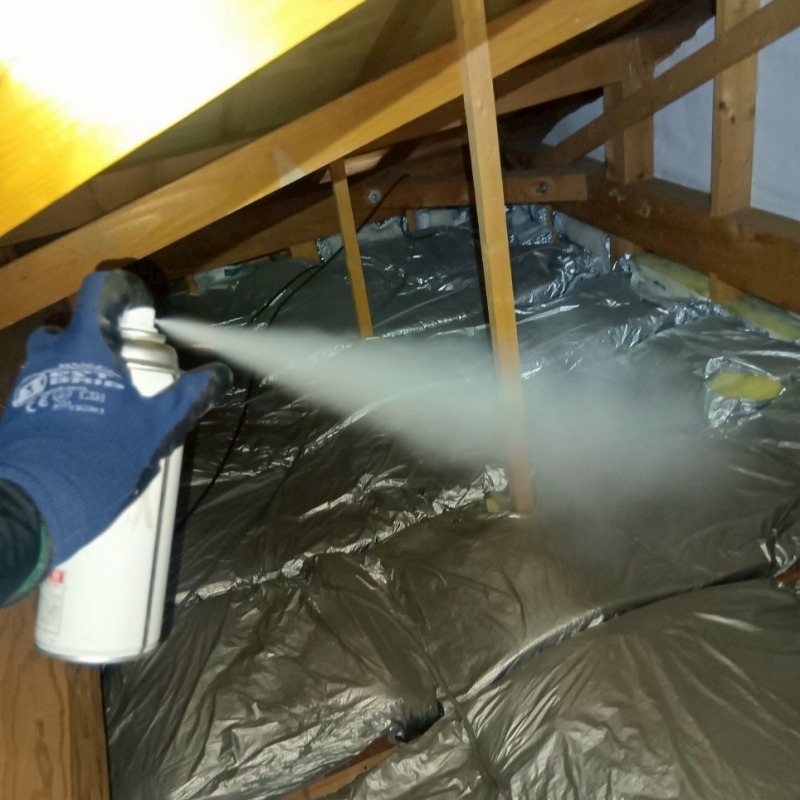 屋根裏に忌避剤を散布