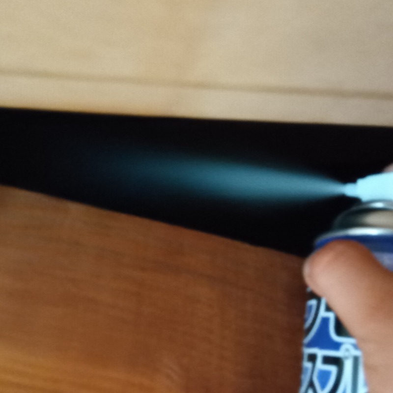 屋根裏に忌避剤を散布する様子