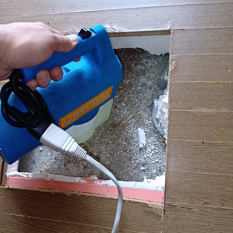 床下に除菌・殺虫剤を散布