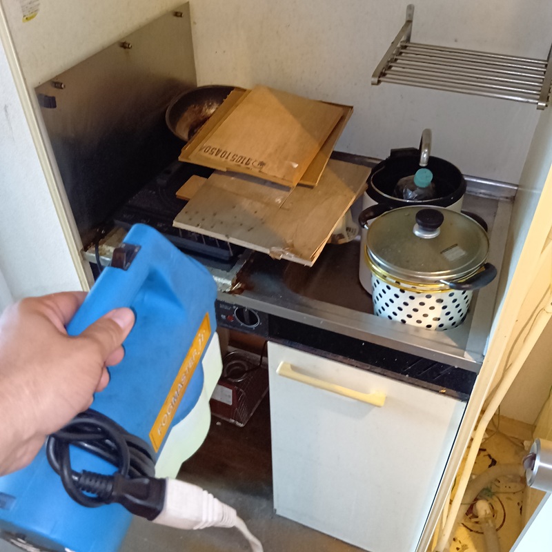 室内に除菌・殺虫剤を散布