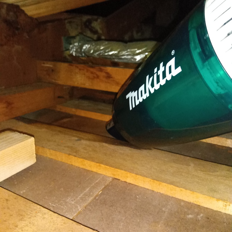 屋根裏の清掃の様子