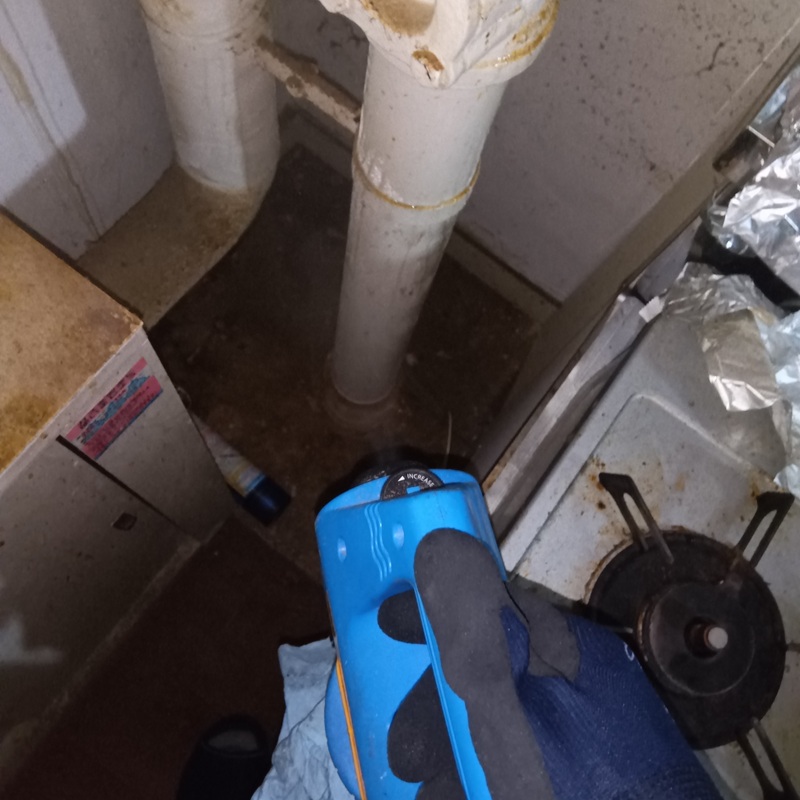 キッチン周辺に忌避剤を散布