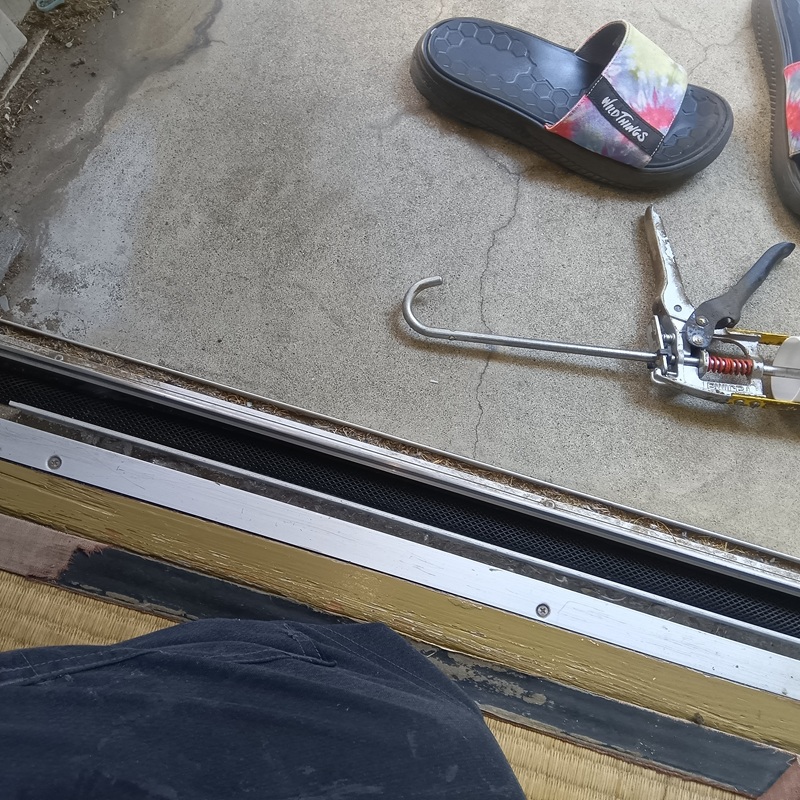 掃き出し窓のすき間を防鼠ネットで封鎖