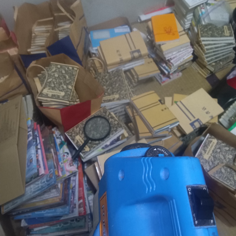 室内に殺虫・消毒液を散布