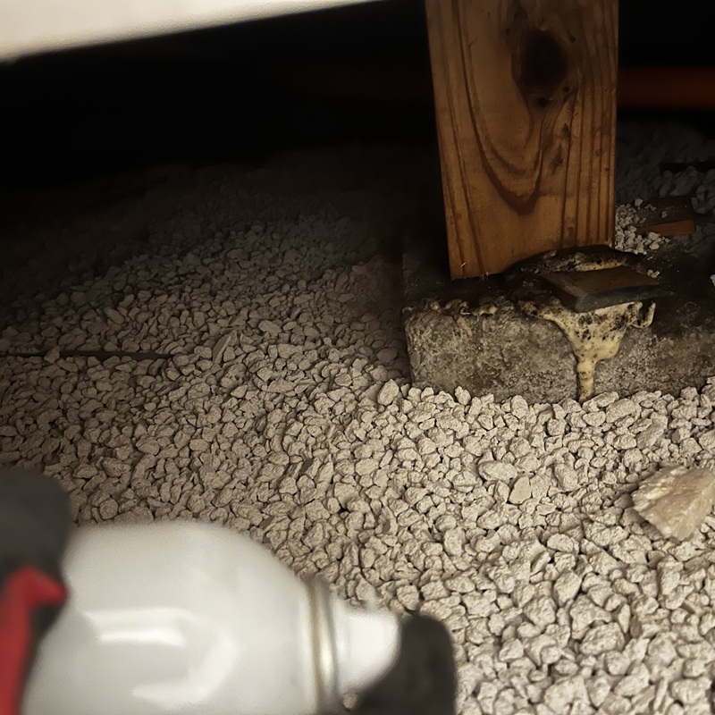 床下に忌避剤を散布