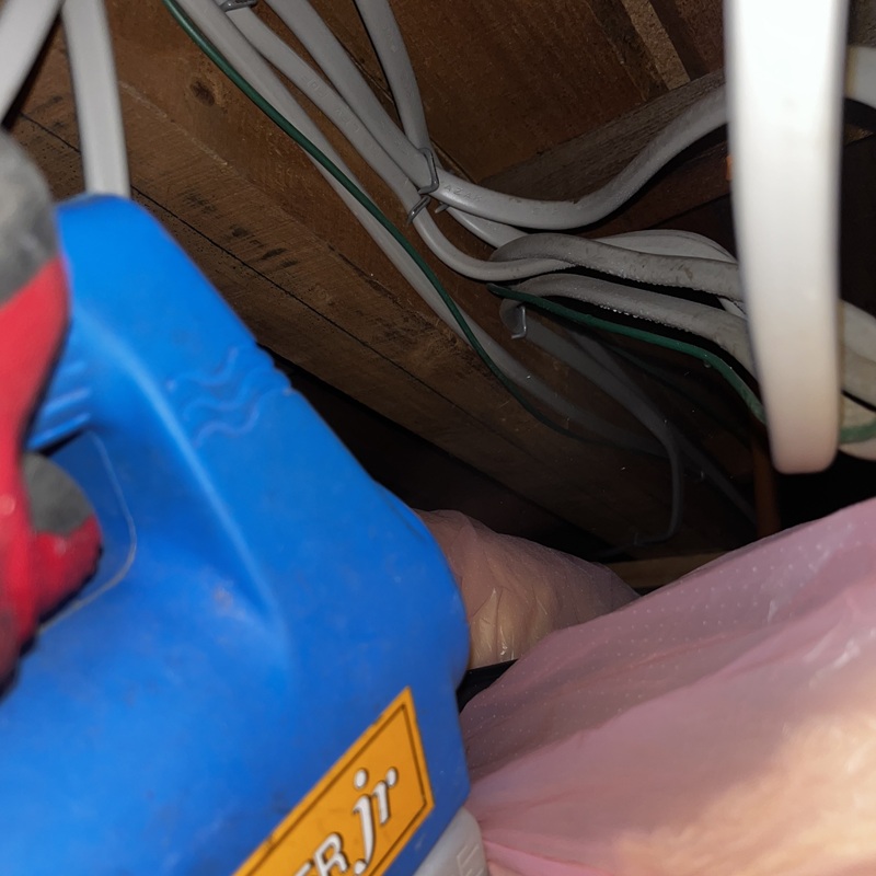 天井裏に除菌・殺虫剤を散布