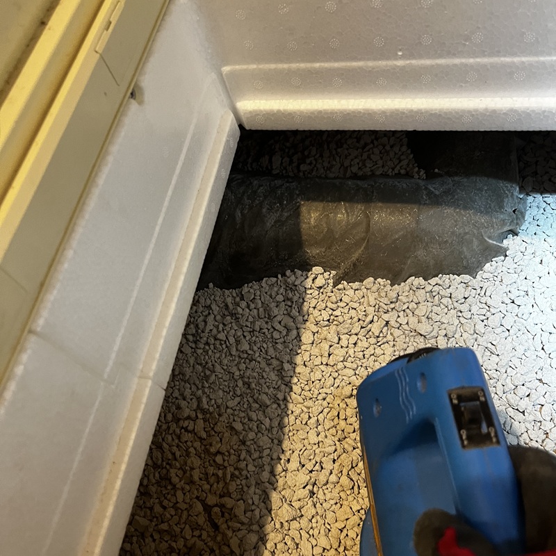 床下に除菌・殺虫剤を散布