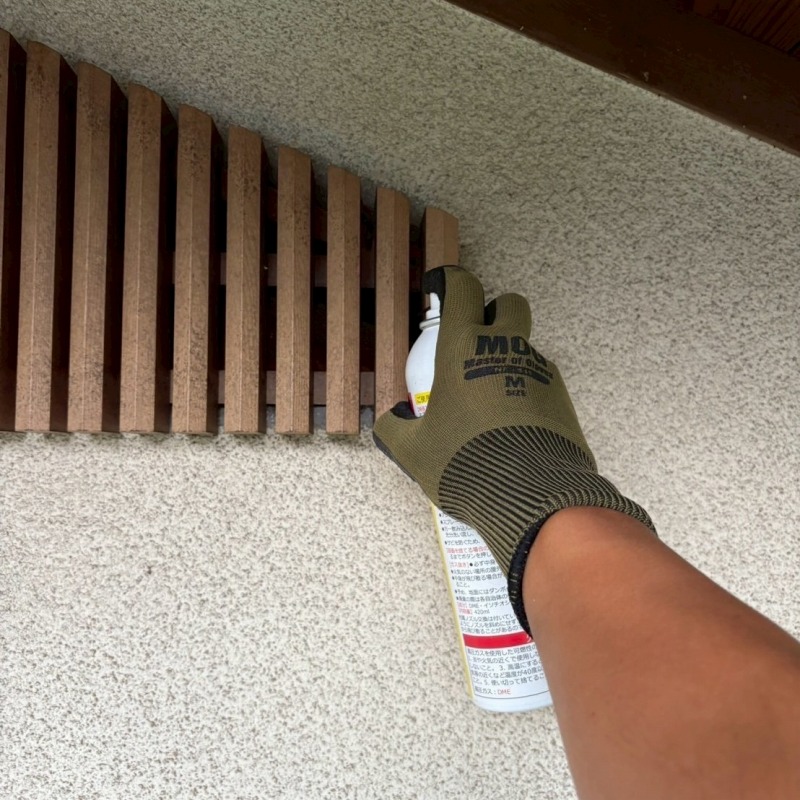 屋根裏に忌避剤を散布