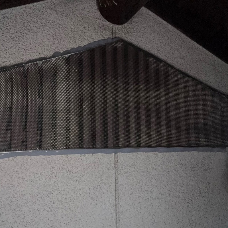 屋根裏換気口に金網を設置