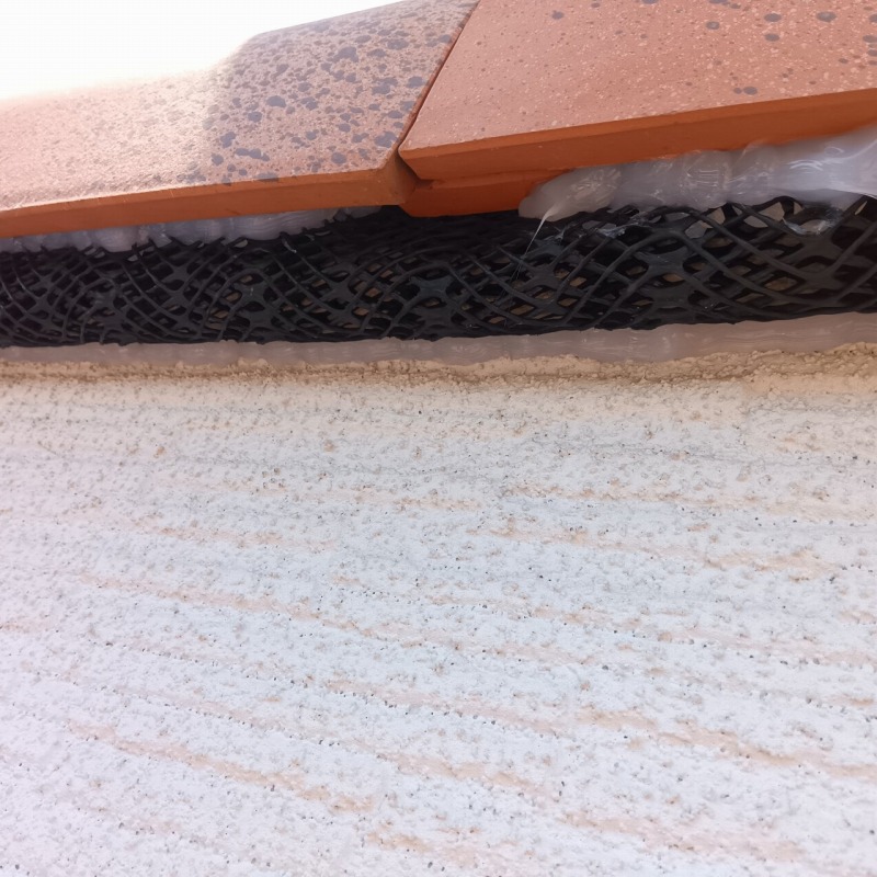 軒部分のすき間を封鎖した様子