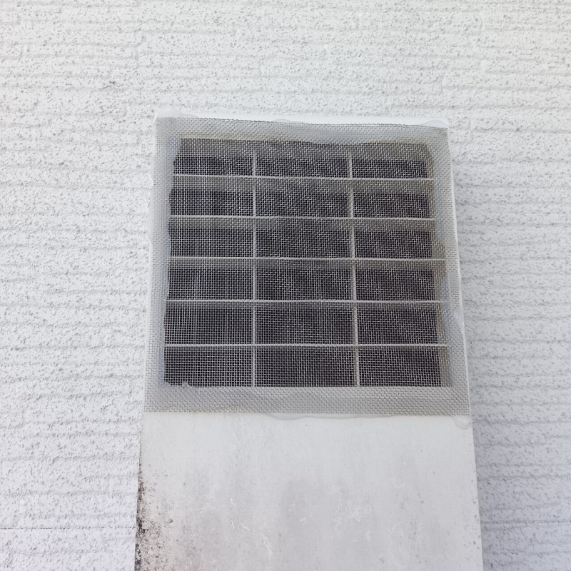 排気口に金網を設置した様子