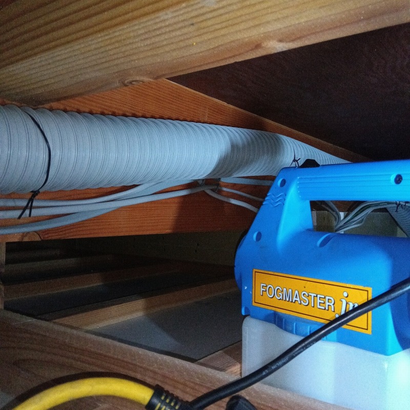 屋根裏に除菌・消臭剤を散布する様子