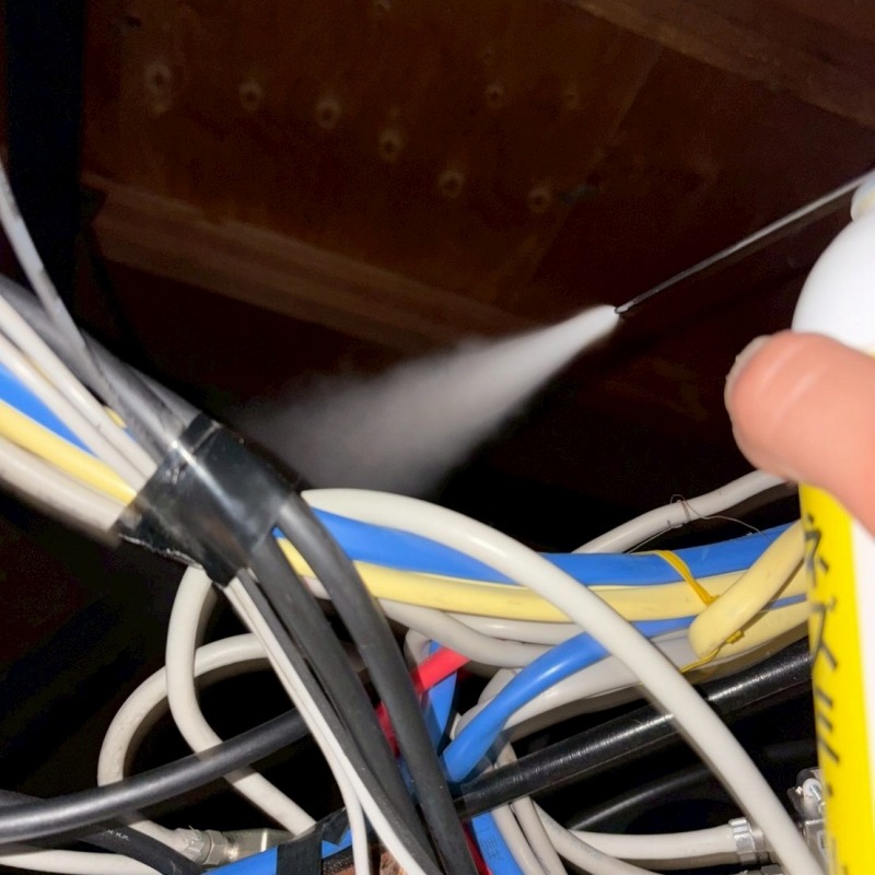 屋根裏に忌避剤を散布する様子