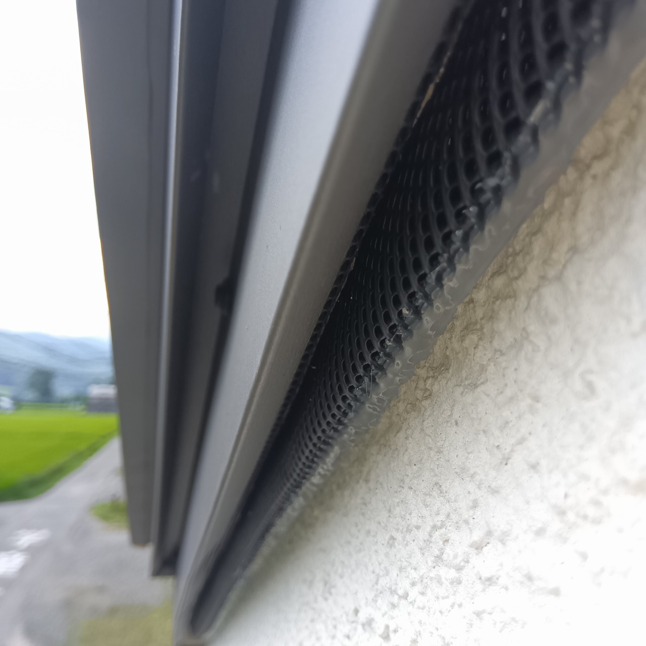 外壁と屋根のすき間をふさいだ様子