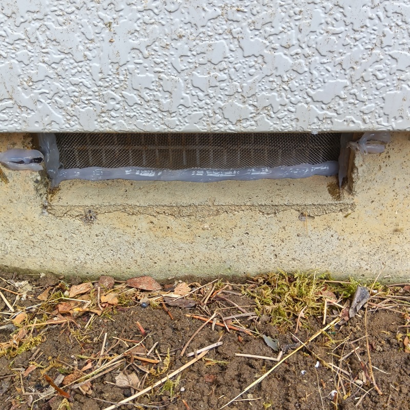 床下通気口に金網を設置した様子