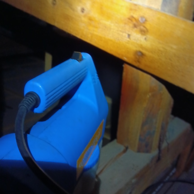 屋根裏に殺虫・消毒剤を散布する様子