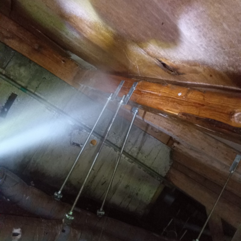 床下の木材にシロアリ駆除剤を散布