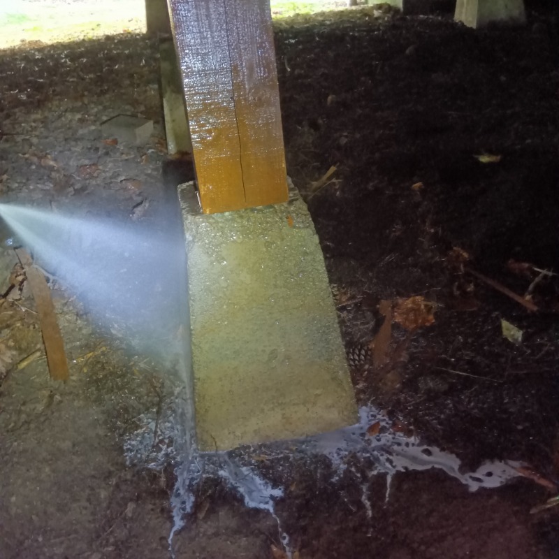 束石まわりにシロアリ駆除剤を散布