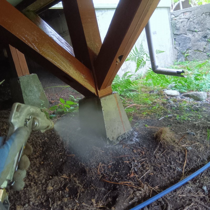 束石まわりにシロアリ駆除剤を散布