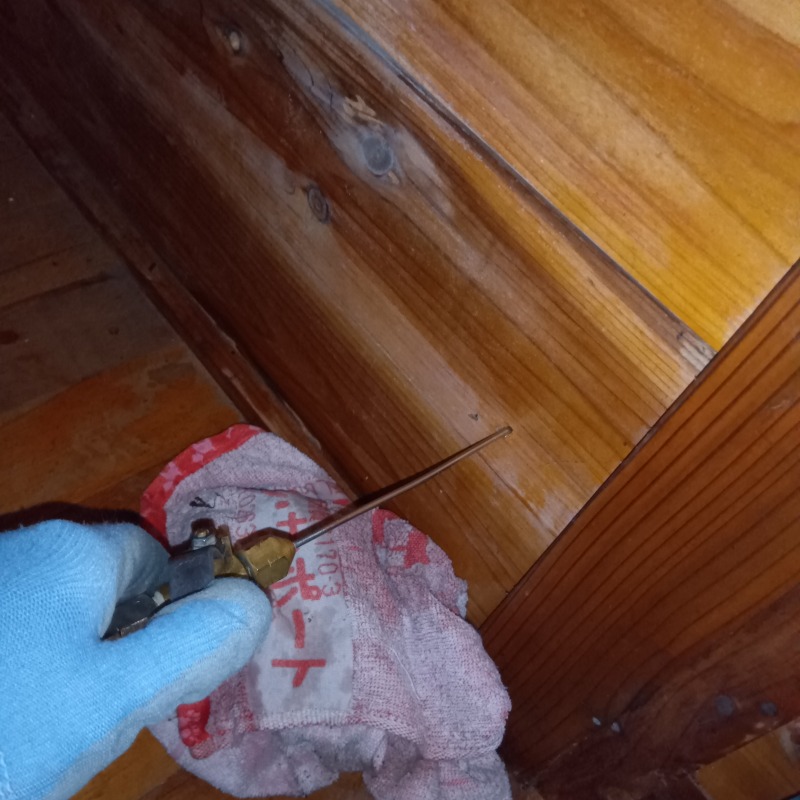 柱に穴を開けてシロアリ駆除剤を注入