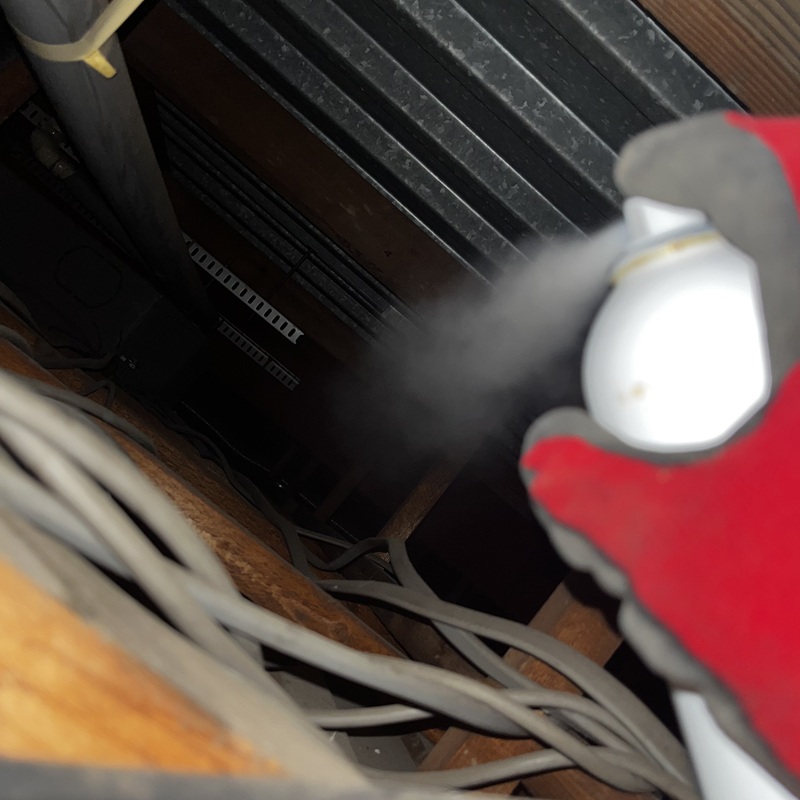 天井裏に忌避剤を散布