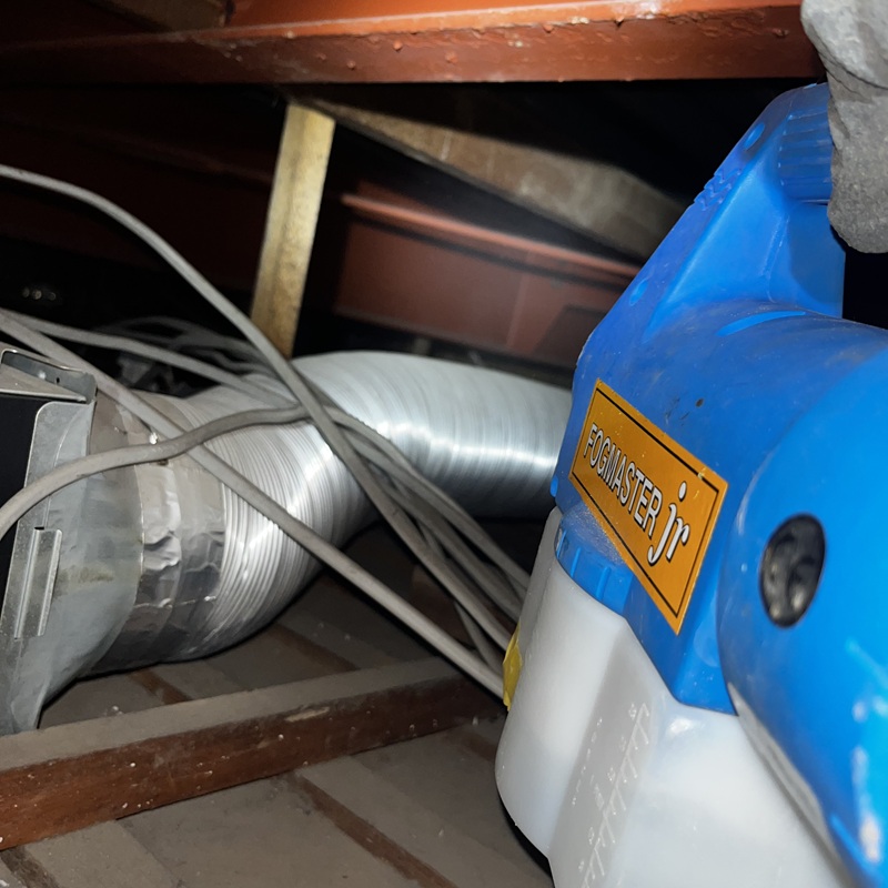 天井裏に除菌・殺虫剤を散布