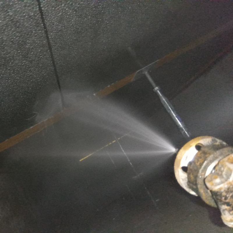 床下の木材に防蟻剤を散布