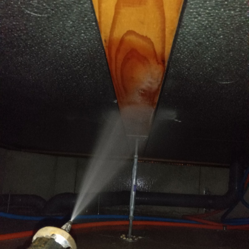 床下の木材に防蟻剤を散布