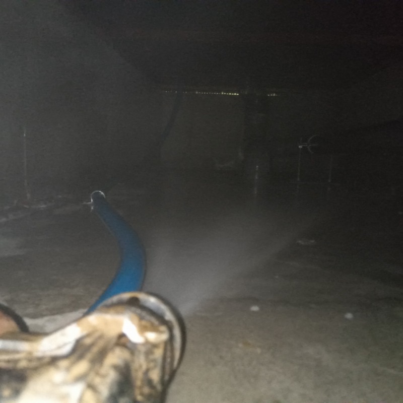 床下全体に防蟻剤を散布