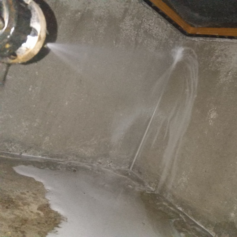 基礎部分に防蟻剤を散布