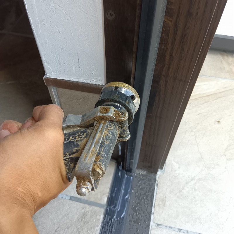 玄関の木枠に防蟻剤を注入