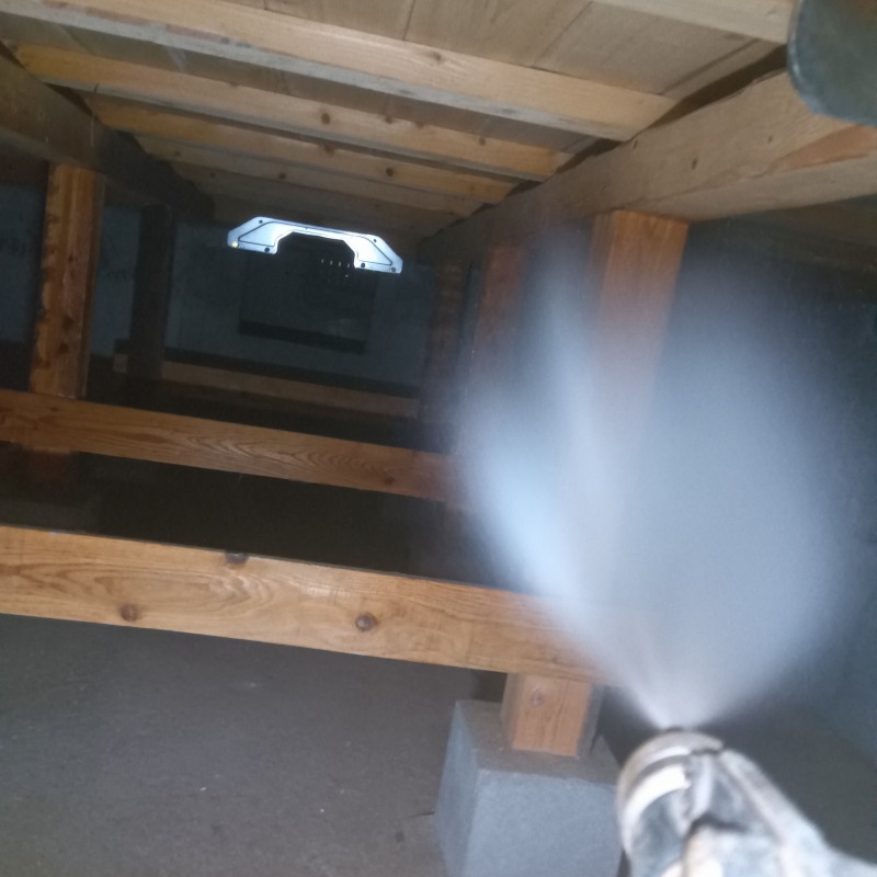 床下の木材にシロアリ駆除剤を散布