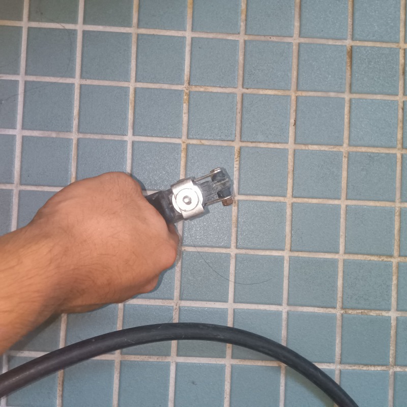 浴室の床に穴を開けてシロアリ駆除剤を注入