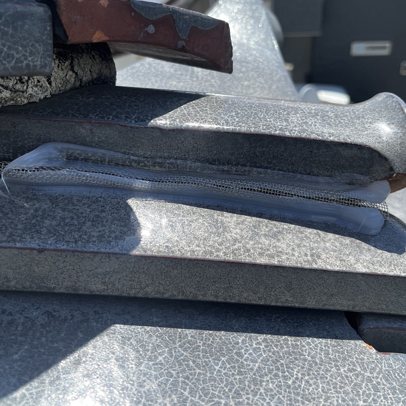 屋根の隙間を封鎖