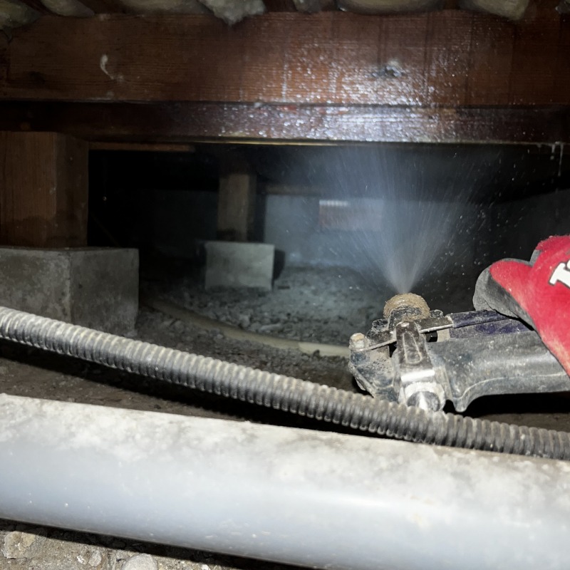 床下の木材に防蟻剤を散布