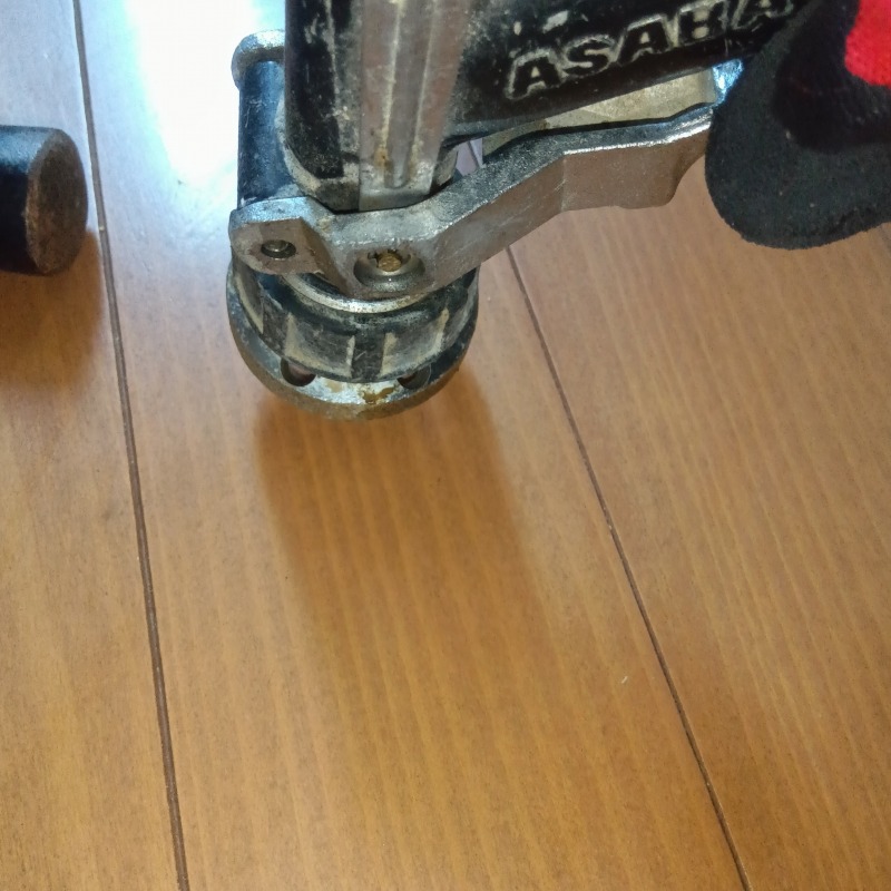 室内の床に穴を開けてシロアリ駆除剤を注入