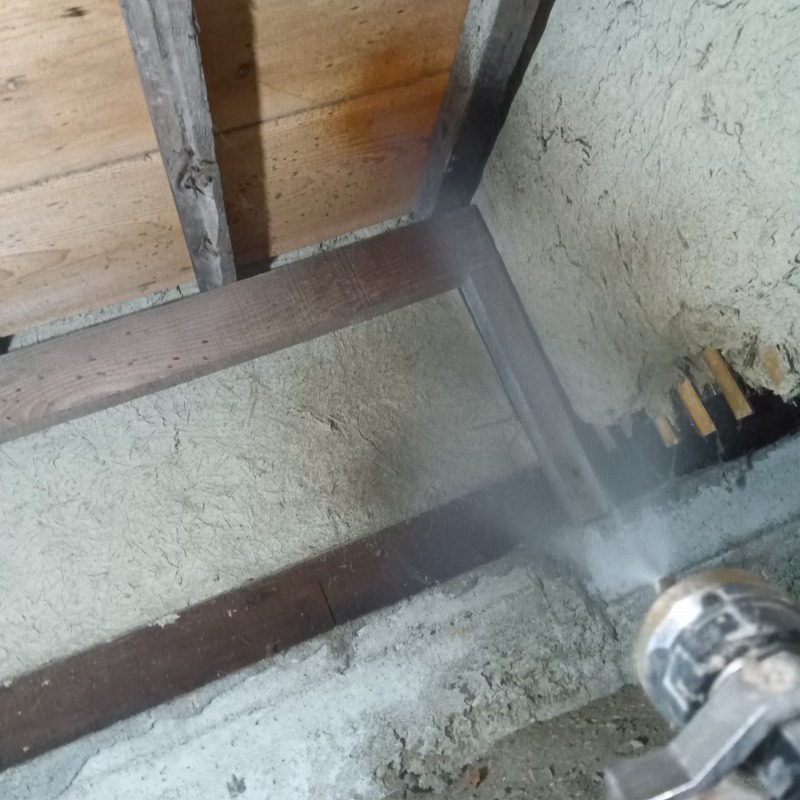 床下の木材にシロアリ駆除剤を散布