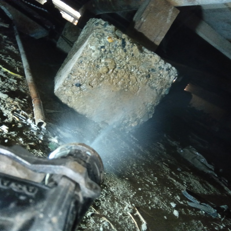 束石まわりにシロアリ駆除剤を散布