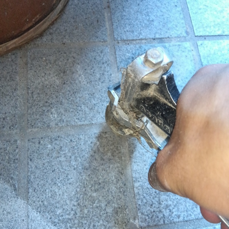 床に穴を開けてシロアリ駆除剤を注入