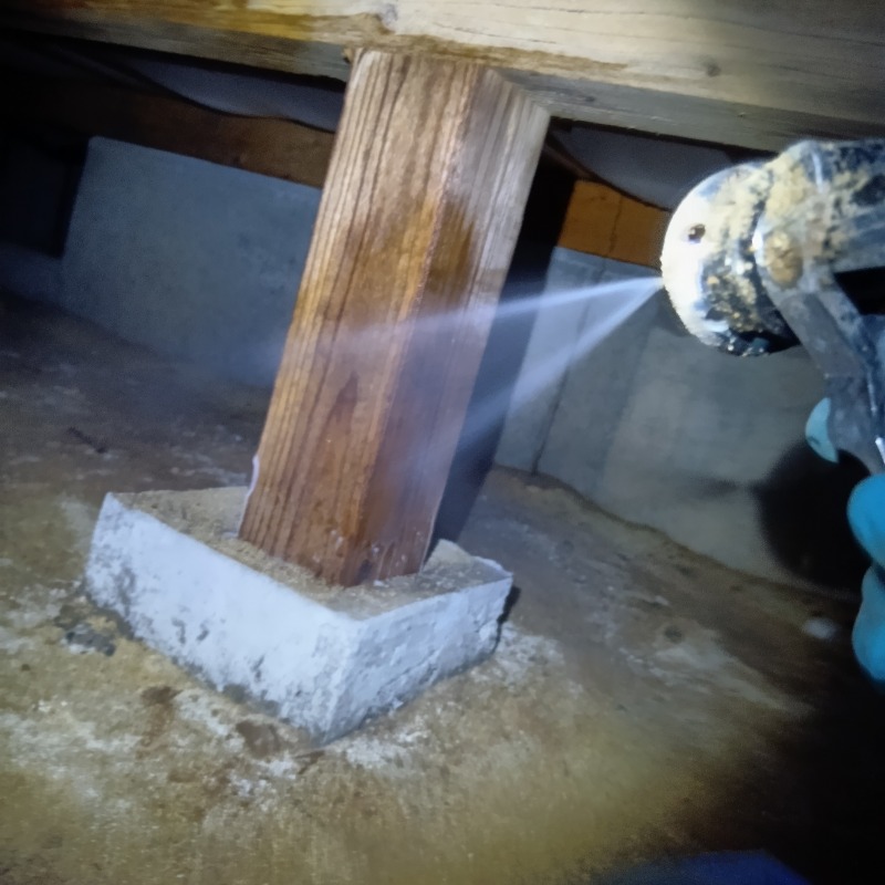 束石まわりにシロアリ駆除剤を散布