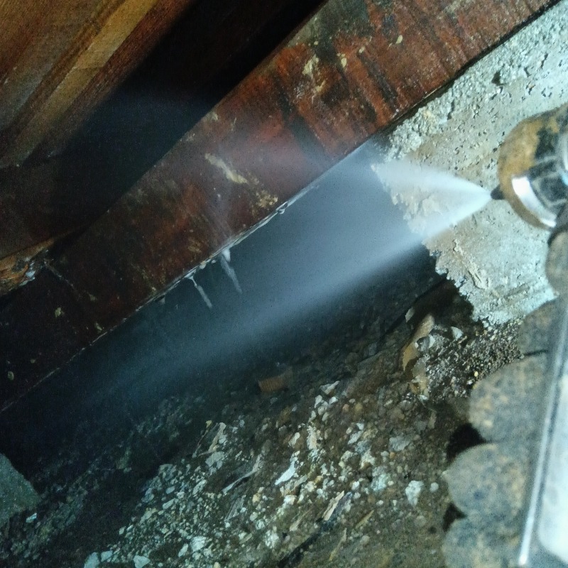 床下の木材にシロアリ駆除剤を散布