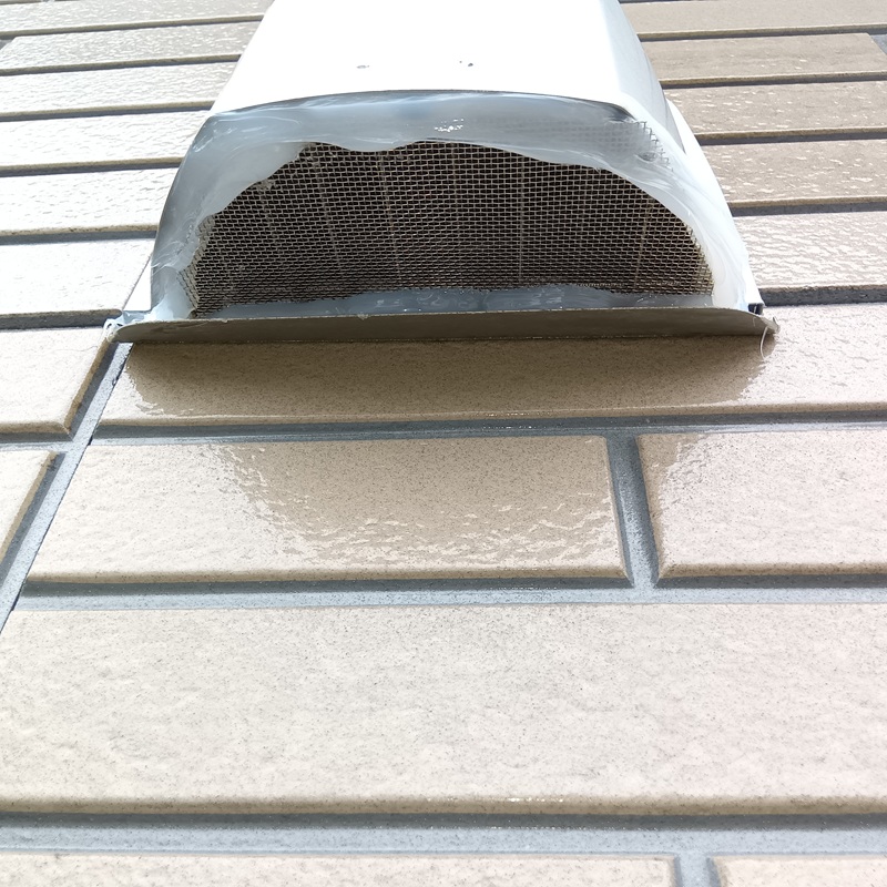 換気扇の排気口に金網を設置した様子