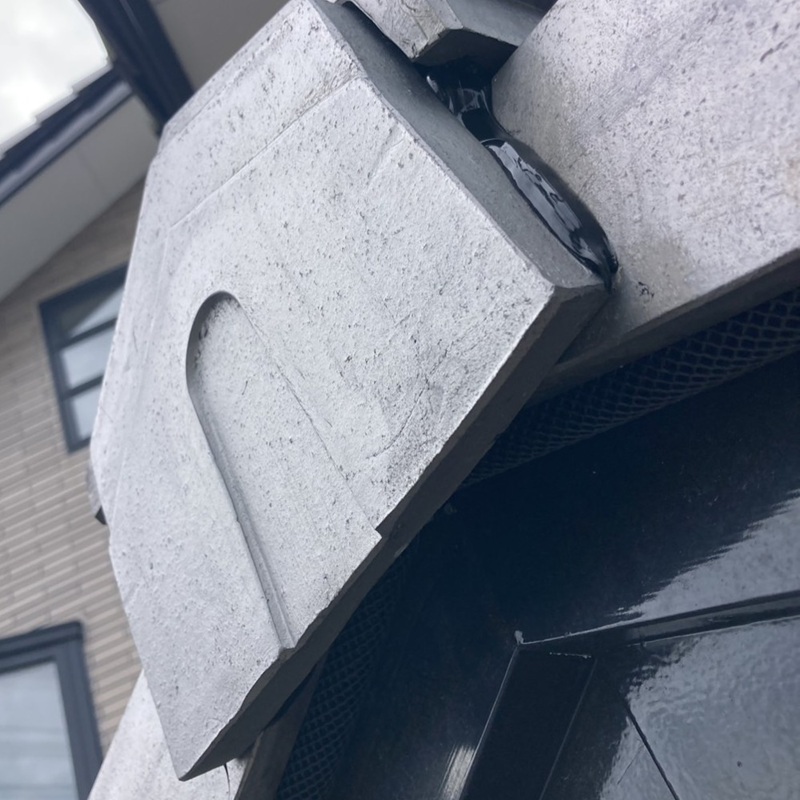 屋根の隙間を封鎖した様子